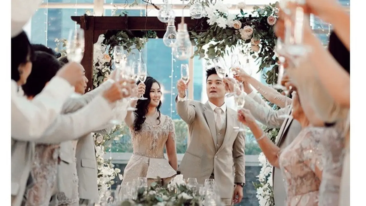 6 Foto Prewedding Boy William dan Karen di Paris, Berdansa Mesra
