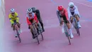 Berlomba di Hua Mark Velodrome, Bang Kapi, Bangkok, Thailand, Kamis (18/12/2025), Ayustina Delia Priatna harus puas finis di posisi ketiga. Tampak dalam foto, pembalap sepeda Indonesia, Ayustina Delia Priatna (kedua kiri) saat berlomba pada lomba nomor trek scratch putri di Hua Mark Velodrome, Bang Kapi, Bangkok, Thailand, Kamis (18/12/2025). (Bola.com/Bagaskara Lazuardi)