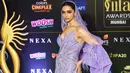 Aktris Bollywood, Deepika Padukone berpose saat menghadiri International Indian Film Academy (IIFA) ke-20 di NSCI Dome di Mumbai (19/9/2019). Deepika tampil cantik mengenakan gaun bulu berwarna ungu dengan kerudung panjang dan anting-anting besar. (AFP Photo/Punit Paranjpe)