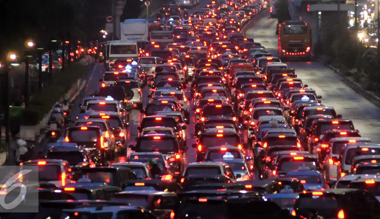 Kondisi lalu lintas di Jalan Jenderal Sudirman, Jakarta, Selasa (30/8). Kemacetan mengular saat jam pulang kerja. (Liputan6.com/Immanuel Antonius)