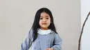 Dress dengan akses ruffle dari Mahika Kids ini memang memikat! Detail rumbai di dress oversize anak satu ini nampak trendy, tetapi tetap terkesan calm dengan muted color. (instagram.com/mahikakids)