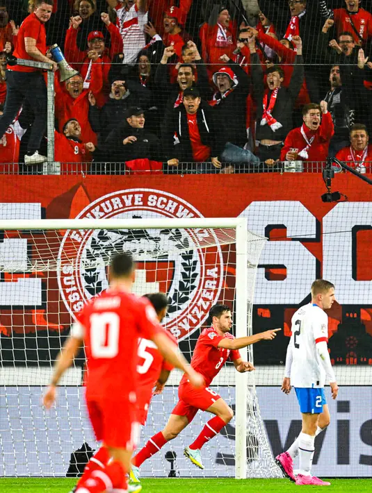 <p>Pemain Swiss Remo Freuler melakukan selebrasi usai mencetak gol ke gawang Republik Ceko pada pertandingan sepak bola Grup A2 UEFA Nations League di Stadion Kybunpark, St. Gallen, Swiss, 27 September 2022. Swiss mengalahkan Republik Ceko dengan skor 2-1. (Gian Ehrenzeller/Keystone via AP)</p>
