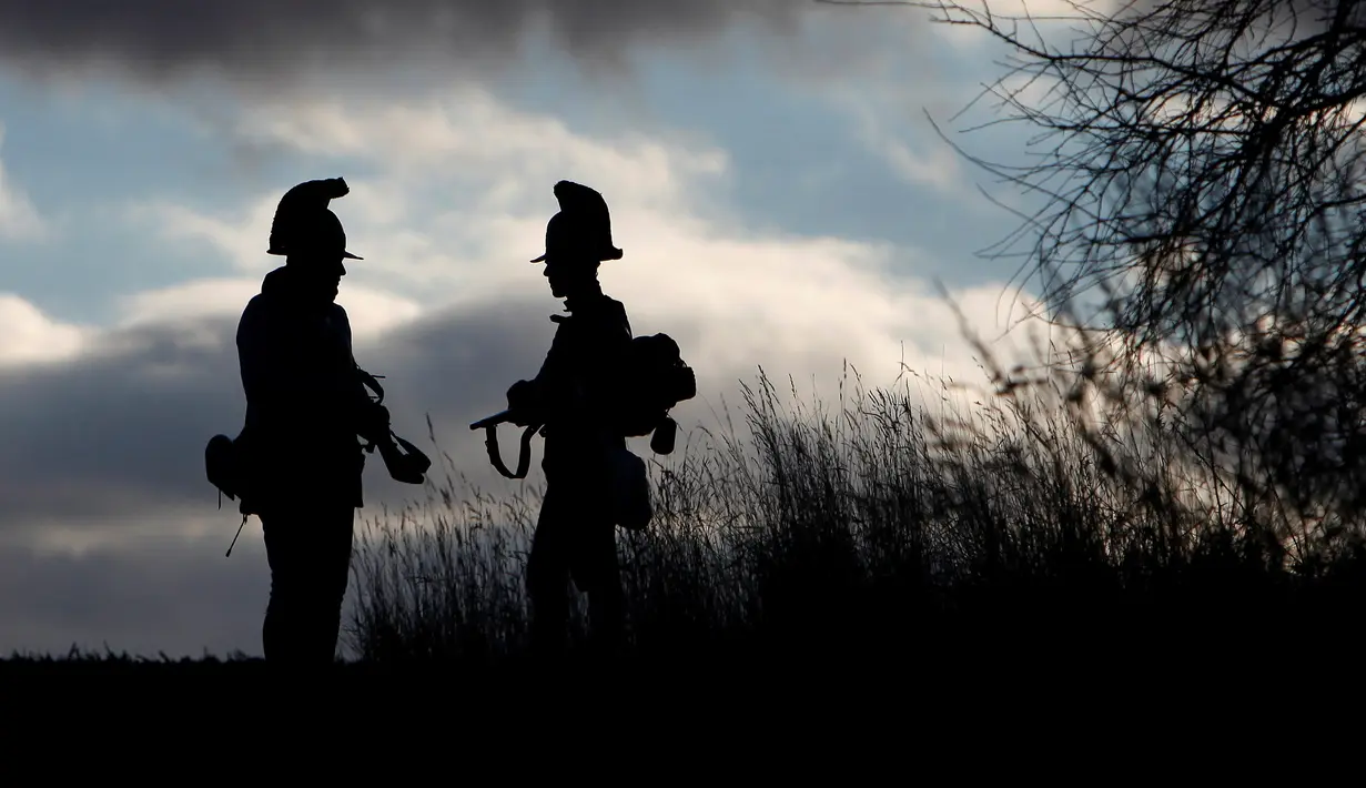 Dua orang mengenakan pakaian tentara tahun 1800-an berbincang saat mengenang kembali pertempuran Austerlitz di dekat desa Moravian selatan Herspice, Republik Ceko (2/11). (Reuters/David W Cerny)