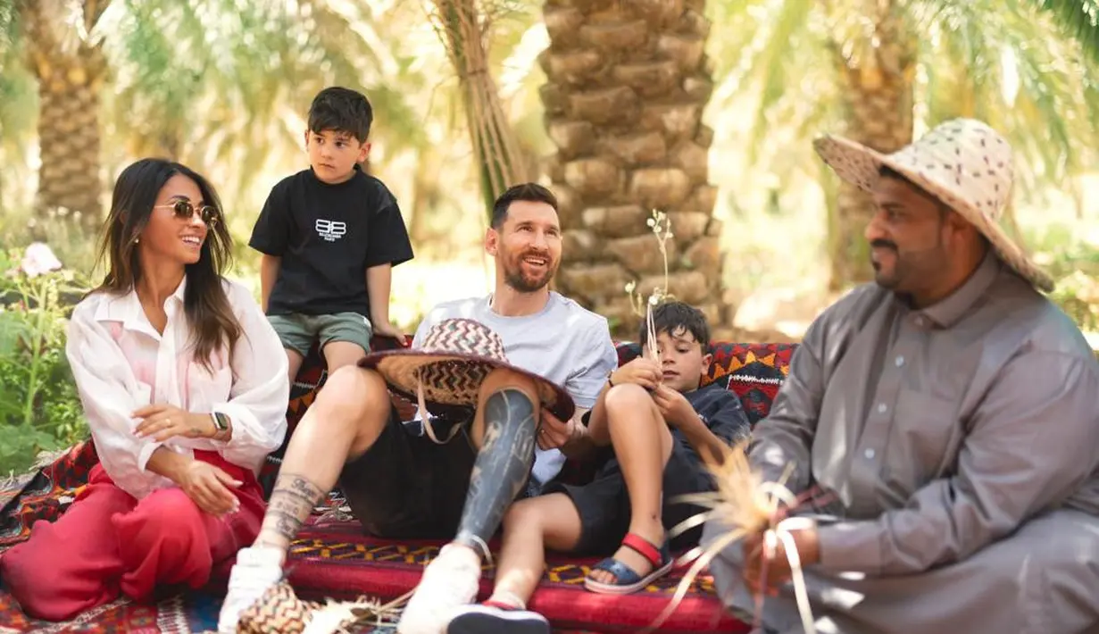 Belum lama ini, bintang PSG Lionel Messi dan keluarganya berpelesiran ke kota Riyadh, Arab Saudi.  [Foto: Twitter/Arabiandailys].
