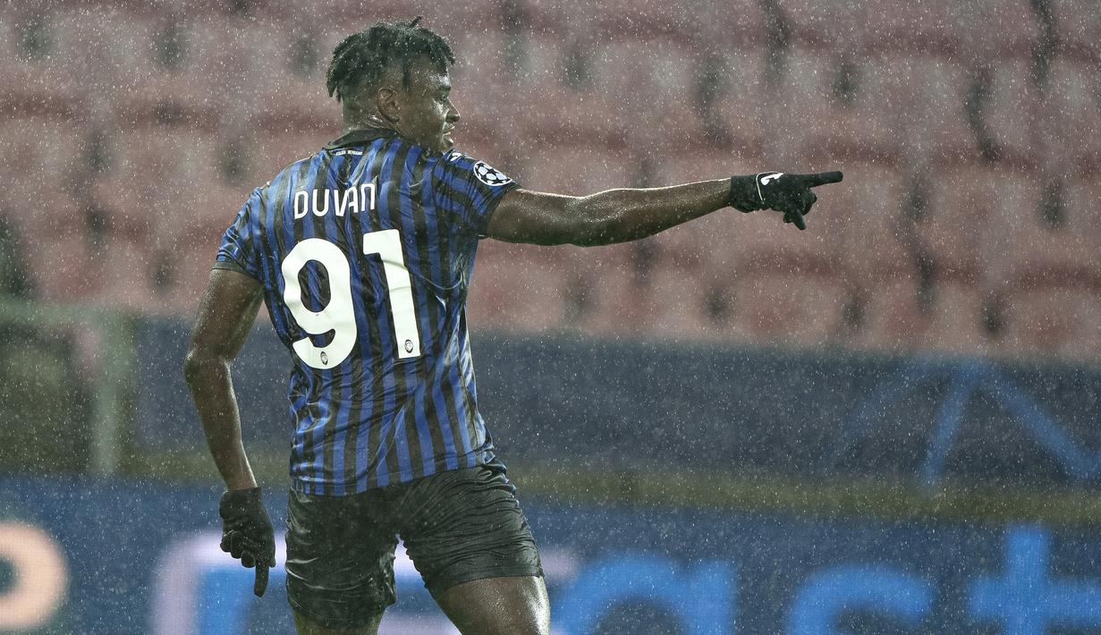 Penyerang Atalanta, Duvan Zapata, merayakan gol yang dicetaknya ke gawang Midtjylland pada laga Grup D Liga Champions 2020/2021 di MCH Arena, Kamis (22/10/2020) dini hari WIB. Atalanta menang telak 4-0 atas Midtjylland. (AFP/Henning Bagger/Ritzau Scanpix)