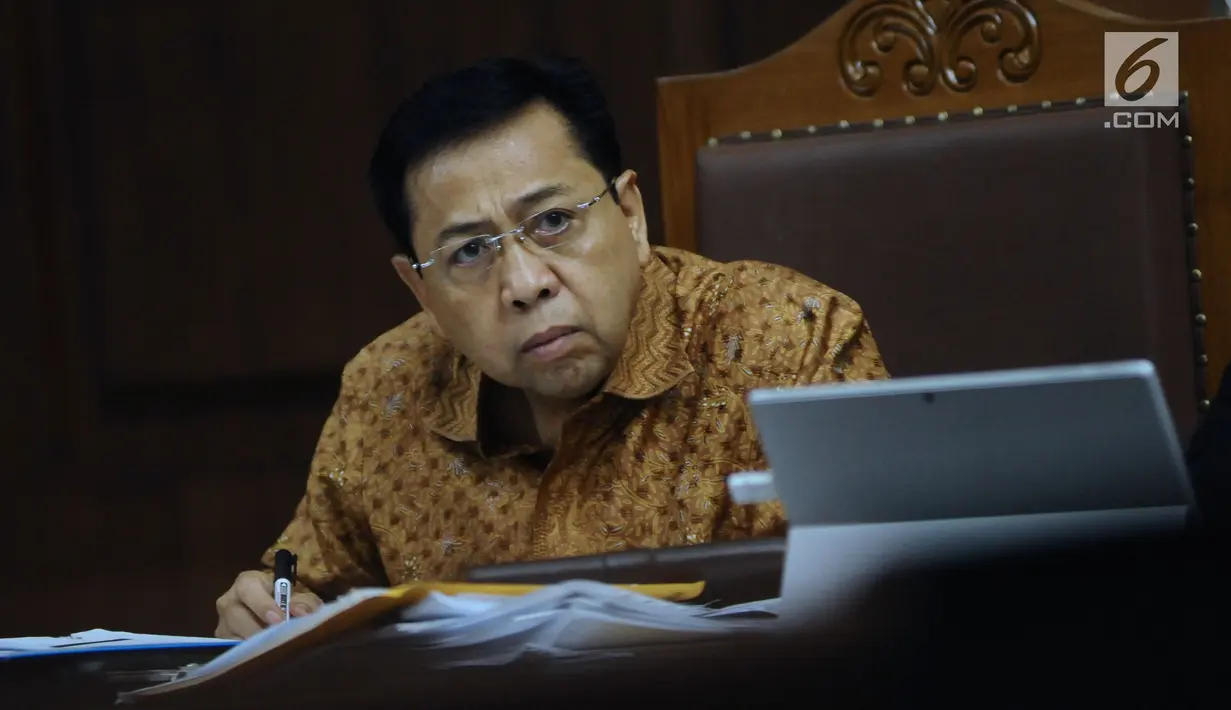 Terdakwa dugaan korupsi proyek e-KTP, Setya Novanto menyimak keterangan saksi Charles Sutanto Ekapradja pada sidang lanjutan di Pengadilan Tipikor, Jakarta, Senin (22/1). Sidang menghadirkan sejumlah saksi. (Liputan6.com/Helmi Fithriansyah)