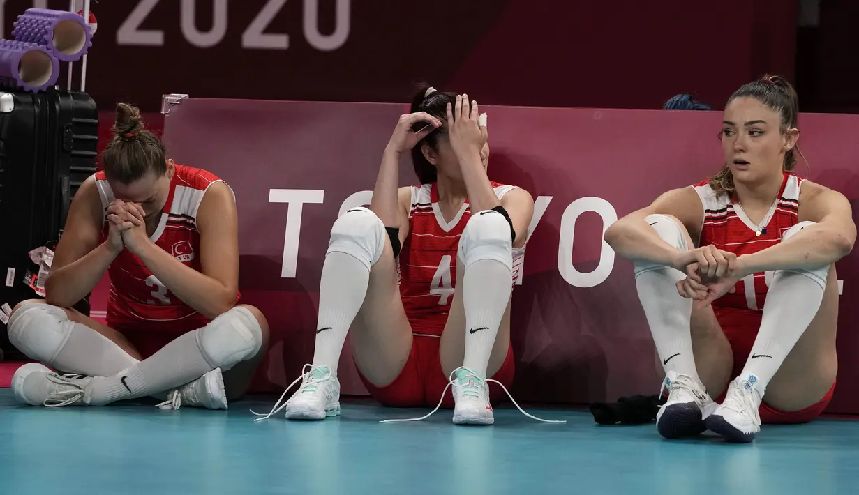 Reaksi para pemain Turki setelah timnya kalah dari Korea Selatan dalam pertandingan perempat final bola voli putri di Olimpiade Musim Panas 2020 di Tokyo, Jepang, Rabu (4/8/2021). Turki kalah 2-3 (25-17, 17-25, 26-28, 25-18, 13-15) atas Korea Selatan. (AP Photo/Frank Augstein)