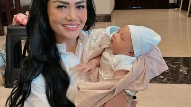 Potret Kris Dayanti dan Azura (Instagram/@krisdayantilemos)