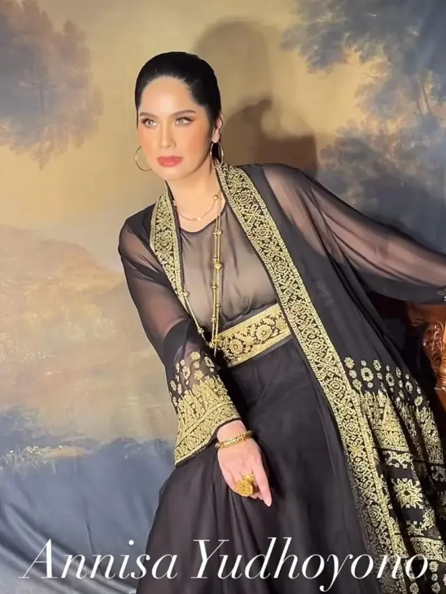 Pesona Memikat Annisa Pohan Dipulas Makeup Bold dalam Pemotretan