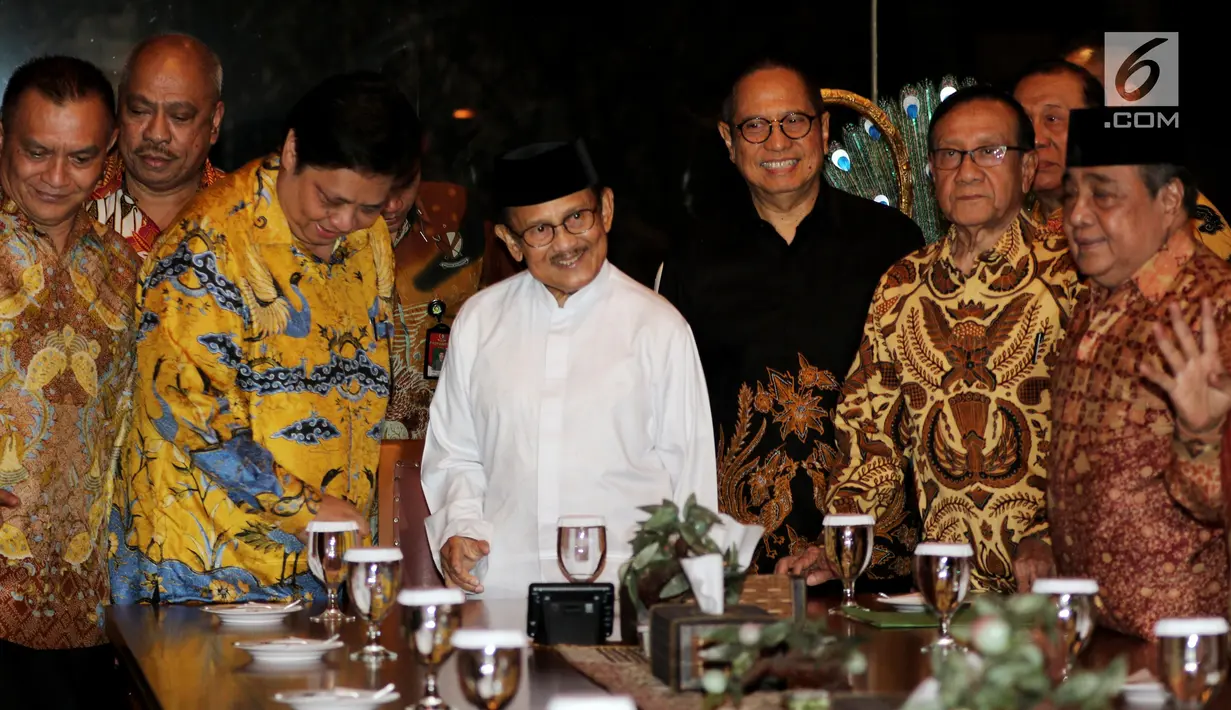 Ketua Dewan Kehormatan Partai Golkar BJ Habibie (tengah) bersama Ketua Umum Partai Golkar Airlangga Hartarto (tiga kiri) di kediamannya, Jakarta, Jumat (3/8). Pertemuan keduanya dalam rangka silaturahmi jelang Pilpres 2019. (Liputan6.com/JohanTallo)