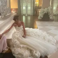 Untuk momen paling bersejarah dalam hidupnya, Taylor Swift memilih mengenakan gaun pengantin Christian Dior Haute Couture yang dirancang secara khusus oleh Jonathan Anderson, Creative Director Dior Women’s, Men’s, dan Haute Couture Collections. [Foto: X].