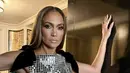 Setelah resmi mengajukan gugatan cerai dari suaminya selama dua tahun, Ben Affleck, Jennifer Lopez tampil pertama kali di karpet merah dengan gaun yang berani. [Instagram/ Jennifer Lopez]