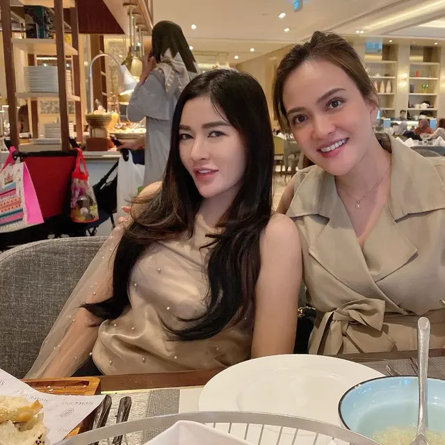 7 Potret Shandy Purnamasari yang Viral Gantungkan Kerupuk di Mobil Ferrari