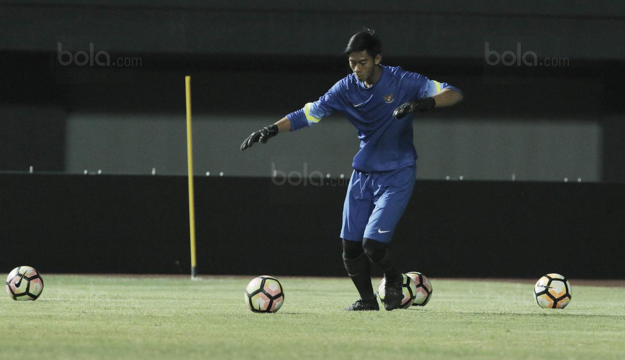 Kiper Timnas Indonesia, Satria Tama, saat mengikuti latihan jelang laga melawan Fiji di Stadion Patriot, Bekasi, Kamis, (31/8/2017). Indonesia akan menjalani laga Persahabatan melawan Fiji. (Bola.com/M Iqbal Ichsan)