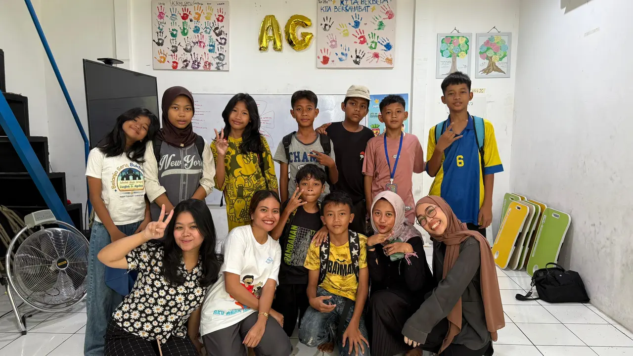 Rischa Agitta Sebayang bersama anak-anak di Komunitas Sahabat Anak Grogol (Istimewa)