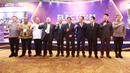 Dua calon ketua PSSI, Erick Thohir dan La Nyalla Mahmud Mattalitti, foto bersama saat Kongres Luar Biasa (KLB) PSSI di Hotel Shangri-La, Jakarta Pusat pada Kamis (15/2/2023). (Bola.com/M Iqbal Ichsan)