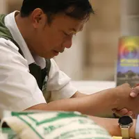 Petugas amil zakat mendoakan warga yang membayar zakat fitrah di Masjid Istiqlal. (Liputan6.com/Herman Zakharia)