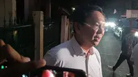 Mantan Gubernur DKI Jakarta Basuki Tjahaja Purnama alias Ahok melayat ke rumah duka almarhum Ibrahim Sjarief bin Husein Ibrahim Assegaf, suami jurnalis senior Najwa Shihab. (Merdeka.com)