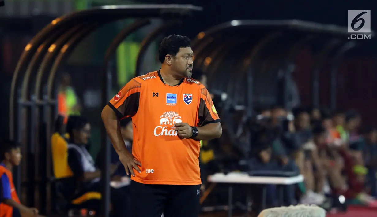 Pelatih Thailand U-23, Worrawoot Srimaka melihat permainan timnya saat melawan Indonesia U-23 pada laga persahabatan di Stadion PTIK, Jakarta, Kamis (31/5). Indonesia U-23 kalah 1-2. (Liputan6.com/Helmi Fithriansyah)
