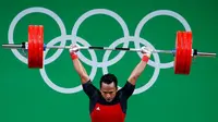 Lifter Indonesia, Triyatno, saat bertanding pada cabang angkat besi kelas 69 kg putra di Olimpiade Rio 2016, Selasa (9/8/2016) waktu Brasil. (EPA/Larry W. Smith)