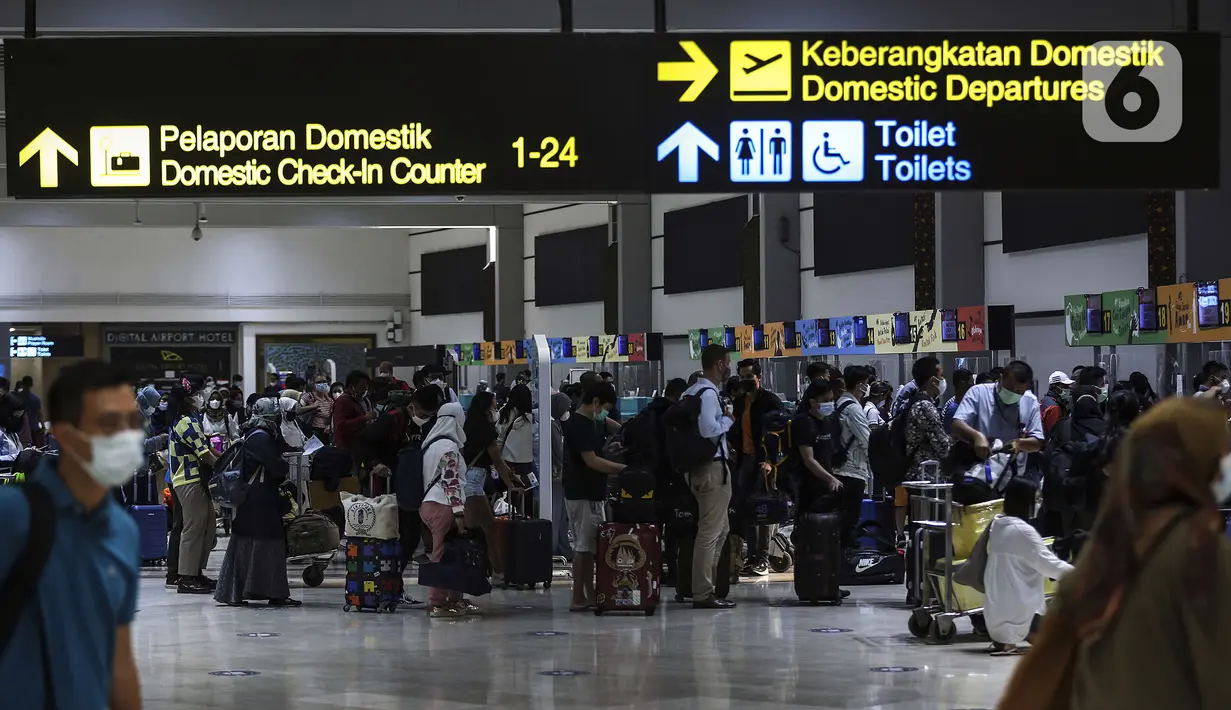 Calon penumpang pesawat mengantre saat lapor diri di Terminal 2 Bandara Soekarno Hatta, Tangerang, Banten, Rabu (5/5/2021). Pengelola Bandara Soekarno Hatta mencatat pergerakan penumpang pada H-1 jelang larangan mudik. (Liputan6.com/Johan Tallo)