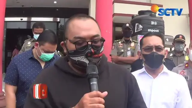 Pria yang viral membodohkan pengunjung mal bermasker di Surabaya telah ditangkap. Pria itu ditangkap polisi semalam. Setelah videonya yang viral.