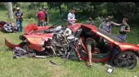 Kecelakaan supercar McLaren di Tol Jagorawi.