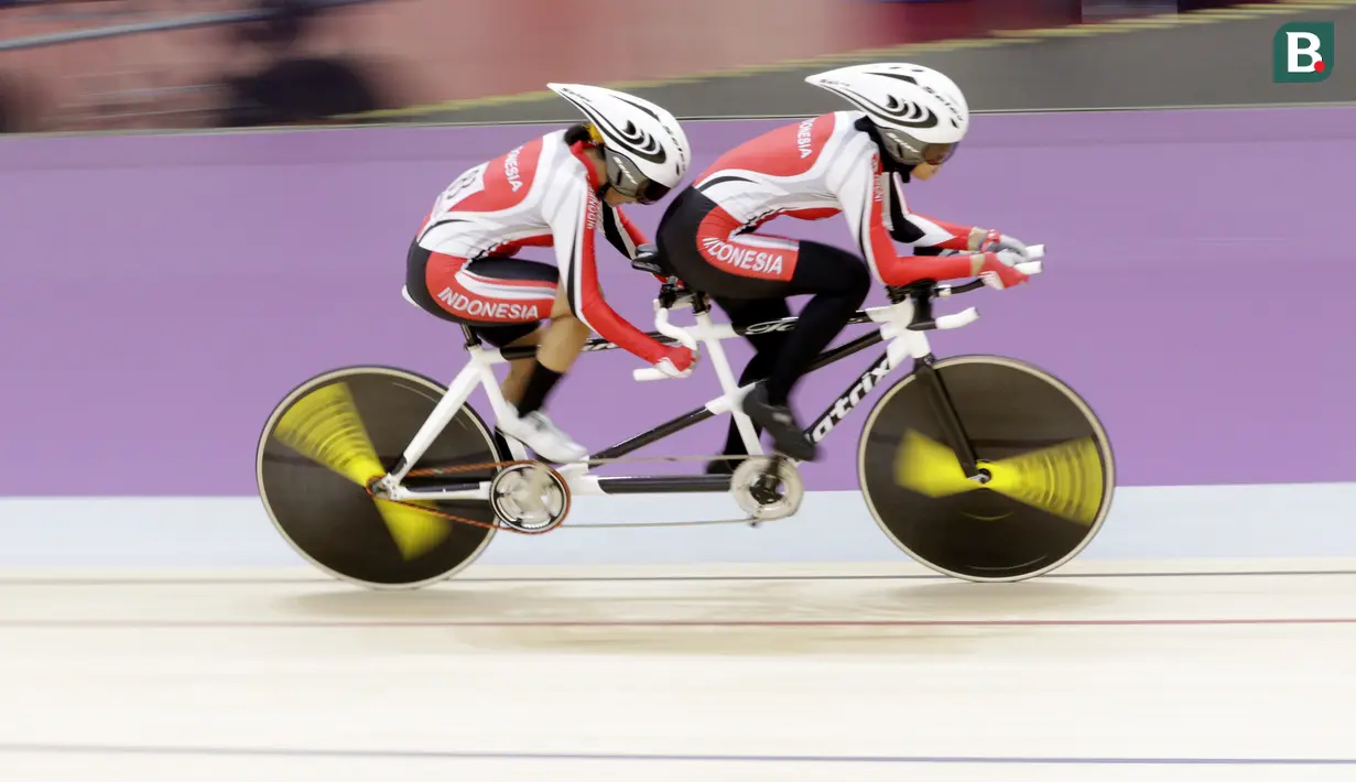 Pebalap sepeda Indonesia, Sri Sugiyanti dan Ni'mal Maghfiroh, saat beraksi pada Asian Para Games di Velodrome, Jakarta, Kamis (11/10/2018). Pasangan Indonesia ini meraih medali perak di nomor trek Individual Pursuit B putri. (Bola.com/M Iqbal Ichsan)