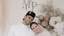 Selain sama-sama umumkan pernikahan secara mendadak, kedua artis ini juga memilih busana pengantin sentuhan Melayu untuk momen spesial mereka.