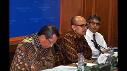 Juru bicara Kemenlu, Arrmanatha Nasir (tengah) bersama Dirjen Amerika-Eropa Dian Triansyah Djani (kiri) dan Direktur Eropa Barat Agung Kurniadi memberikan keterangan kepada wartawan di Gedung Pancasila, Jakarta, (19/1/2015). (Liputan6.com/Miftahul Hayat)