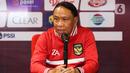 <p>Menpora Zainudin Amali (kanan) memberikan konferensi pers tentang penegakan hukum match fixing di Media Center Stadion Utama Gelora Bung Karno Jakarta, Minggu (19/2/2023). "Kita vonis kartu merah untuk para mafia bola. Sepakbola kita sulit berkembang selama mafia pengatur skor belum kita tendang," ujar Erick dalam keterangan persnya di media center Stadion Utama Gelora Bung Karno, hari ini. (Liputan6.com/Herman Zakharia)</p>