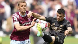 Gelandang Arsenal, Granit Xhaka (kanan) berebut bola dengan gelandang West Ham United, Tomas Soucek pada laga pekan ke-31 Liga Inggris 2022/2023 di London Stadium, London (17/4/2023). (AP Photo/Kirsty Wigglesworth)