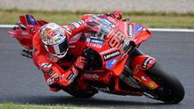 Pembalap Ducati Lenovo Team, Marc Marquez, asal Spanyol, mengendarai motornya selama sesi latihan bebas MotoGP Grand Prix Jepang di Mobility Resort Motegi, Motegi, Prefektur Tochigi, pada 26 September 2025. (Toshifumi KITAMURA/AFP)