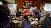 Mark Zuckerberg makan bersama dengan keluarga Gant saat kunjungan ke Blanchardville, Wisconsin, AS. (Facebook/Mark Zuckerberg)