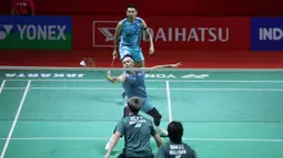 Ganda putra Indonesia, Fajar Alfian/Muhammad Rian Ardianto saat melawan pasangan Malaysia, Man Wei Chong/Kai Wun Tee pada babak 16 besar Indonesia Masters di Istora Senayan, Jakarta, Kamis (25/1/2024). Fajar/Rian menang dua gim langsung dengan skor 21-18, 22-20. (Bola.com/M Iqbal Ichsan)