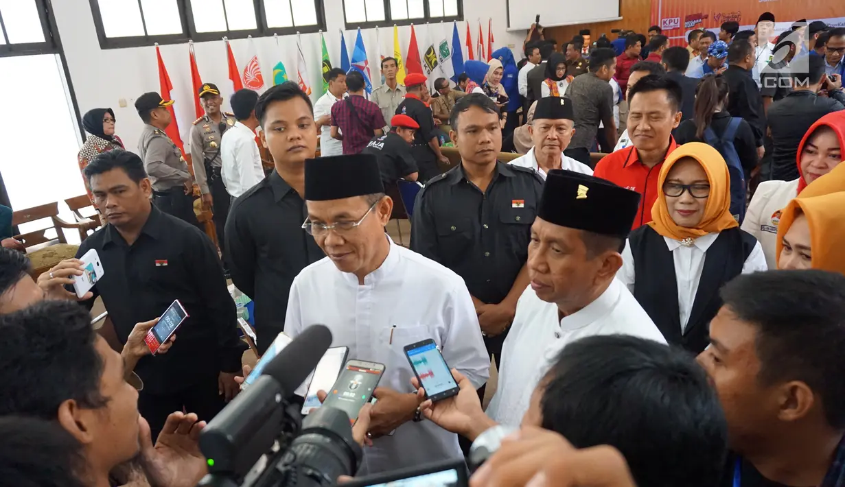 Cagub dan cawagub Kalimantan Timur Rusmadi Wongso dan Safaruddin menjawab pertanyaan wartawan usai penetapan oleh KPU Kaltim di Samarinda, Senin (12/2). Pasangan ini diusung oleh PDI Perjuangan dan Hanura. (Liputan6.com/Maulana)