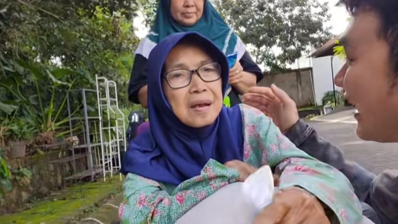 Postingan Aldi Taher langsung banjir komentar dari netizen. Mereka pun begitu salut dengan perlakuan Aldi Taher kepada sang ibu.<br>