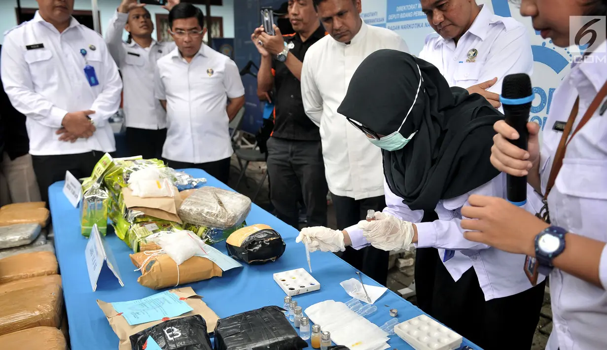 Petugas BNN saat melakukan tes sebelum pemusnahan narkotika di Badan Narkotika Nasional (BNN), Jakarta, Selasa (12/3). (merdeka.com/ Iqbal S. Nugroho)