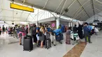Wisatawan antre memasuki terminal keberangkatan Bandara Lombok Praya di pulau Lombok, NTB, Senin (6/8). BNPB melaporkan Bandara Lombok Praya pada pagi ini menjalani aktivitas seperti biasa setelah gempa dahsyat berkekuatan 7,0 SR. (AFP/Adek BERRY)