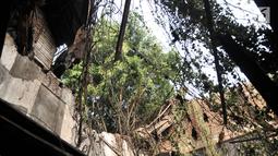 Kondisi bagian atap gedung Galangan VOC pascaambruk di kawasan Kota Tua, Penjaringan, Jakarta, Minggu (3/6). Tidak ada korban jiwa dalam peristiwa tersebut. (Merdeka.com/Iqbal Nugroho)