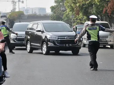 Polisi memberhentikan kendaraan saat hari pertama pemberlakuan perluasan sistem ganjil genap di Jalan Salemba Raya, Jakarta, Senin (9/9/2019). Polisi memberlakukan sanksi tilang terhadap pengendara yang melanggar aturan sistem ganjil genap. (merdeka.com/Iqbal Nugroho)