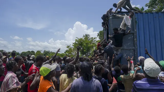 Potret Warga Haiti Berebut Pasokan Bantuan Gempa