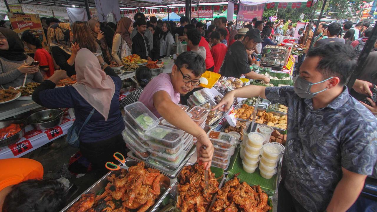 FOTO: Pasar Takjil Benhil Jadi Magnet Warga Berburu Menu Berbuka