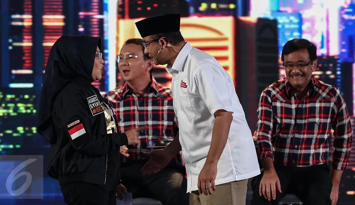 Kejadian lucu terjadi saat Debat Pilgub DKI 2017 Putaran Kedua, Jakarta, Jumat (27/1). Anies Baswedan tiba-tiba mendatangi Sylviana Murni yang kehabisan waktu untuk bertanya. (Liputan6.com/Faizal Fanani)