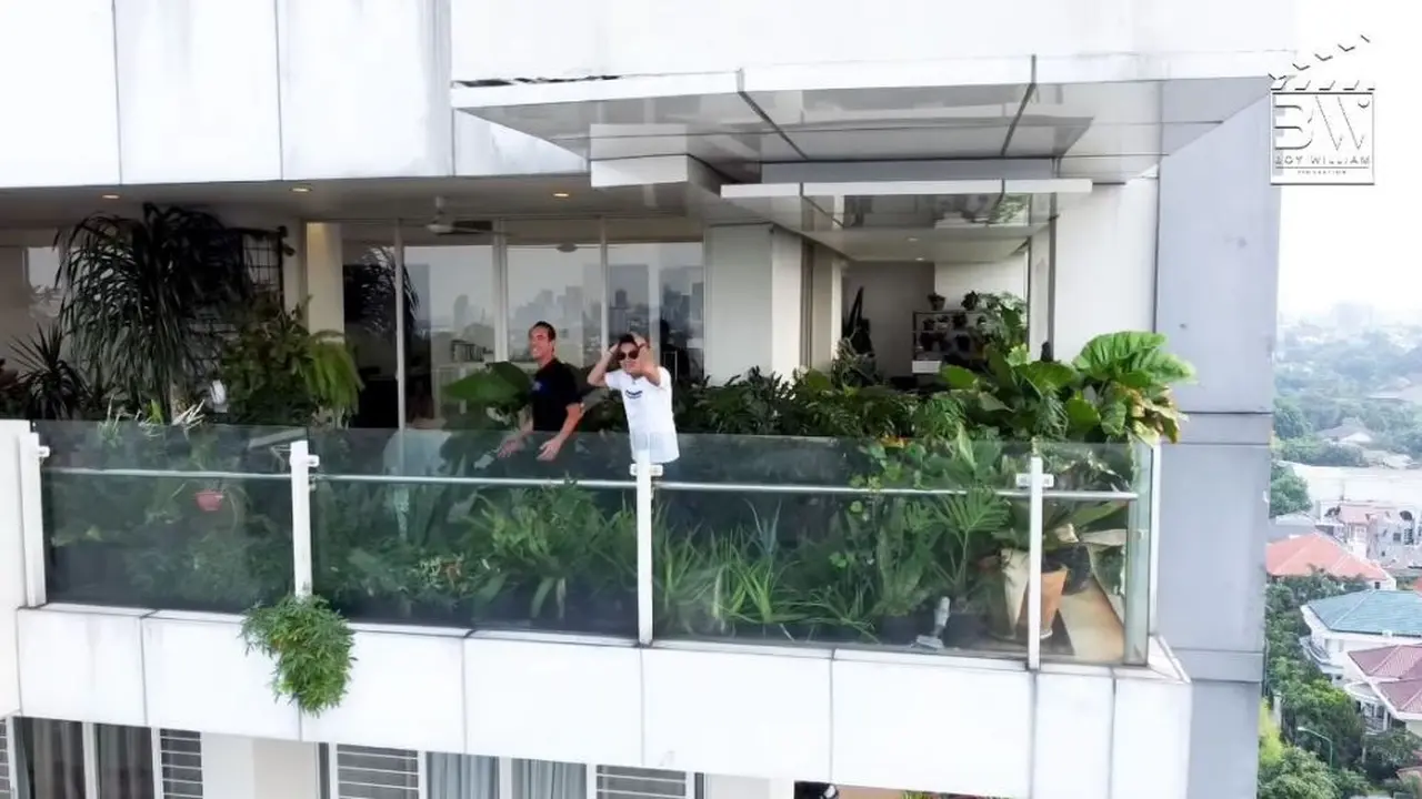 Menengok Kebun Sayuran di Balkon Apartemen Daniel Mananta yang Penuh Tanaman
