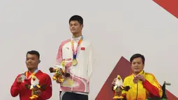 Atlet Indonesia Aris Wibawa saat penyerahan mendali dalam babak final putra 100 meter gaya dada SB7 para renang Asian Para Games 2018 di Aquatic Center, GBK, Jakarta, Senin (8/10). Aris berhasil meraih perak dalam kelas tersebut. (Merdeka.com/Imam Buhori)