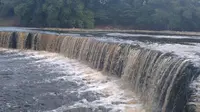 Sungai Bengawan Solo di wilayah Kecamatan Cepu, Kabupaten Blora, Jawa Tengah, kerap berwarna keruh dan berbuih. (Liputan6.com/ Ahmad Adirin)