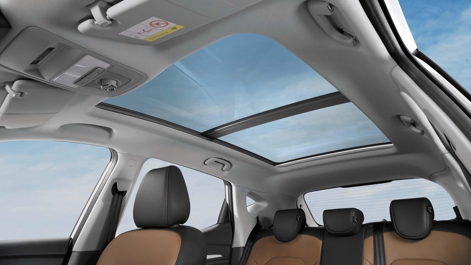 Fitur panoramic sunroof yang ada pada trim MG ZS tertentu (MG Motor Indonesia)