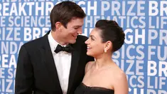 Pasangan selebriti, Ashton Kutcher dan Mila Kunis saling tatap saat berpose di karpet merah Breakthrough Prize Awards di California, 3 Desember 2017. Mila dan Ashton akhirnya kembali menampilkan kemesraan mereka di publik. (Jesse Grant/GETTY IMAGES/AFP)