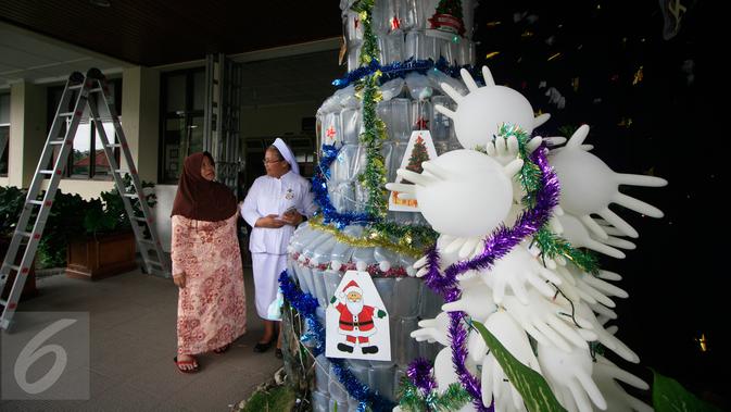 Ratusan Limbah Medis Disulap Jadi Pohon  Natal  Foto 